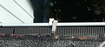 montaż siatek zabezpieczających dla rynny
